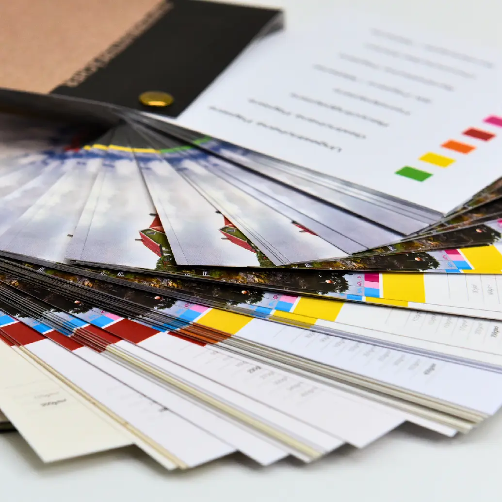 Aufgefächerte Papiermuster in verschiedenen Farben und Ausführungen