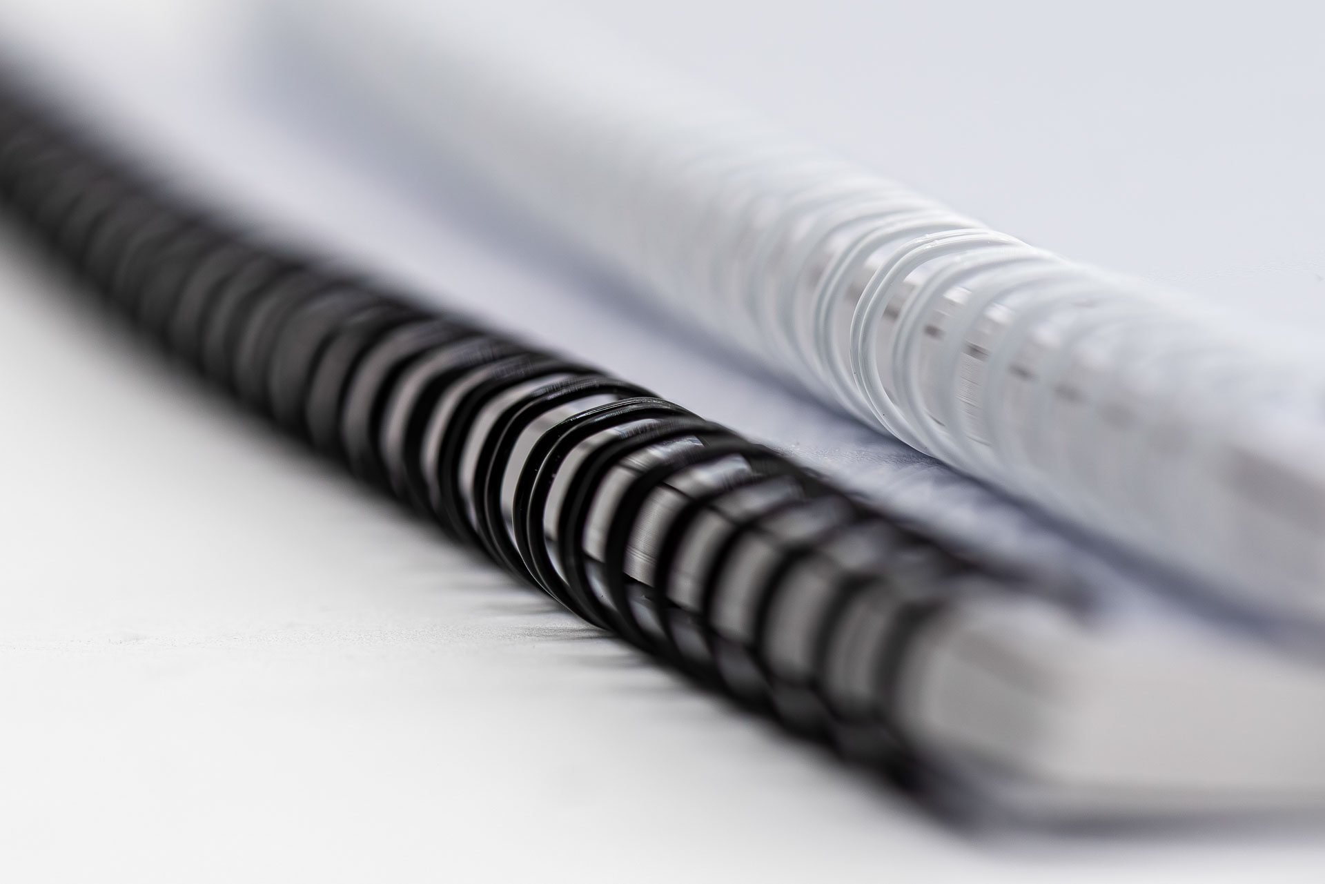 Spiral-bound brochure in black and white – close-up of the binding