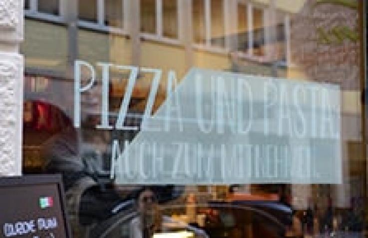 Sign and signage in the valley: The Vieni da me café