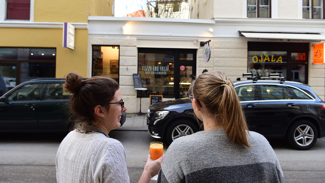 Schild und Beklebung im Tal: Das Cafe Vieni da me