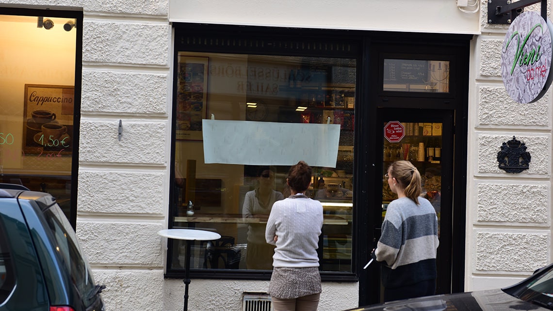 Schild und Beklebung im Tal: Das Cafe Vieni da me