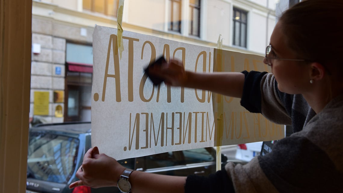 Schild und Beklebung im Tal: Das Cafe Vieni da me