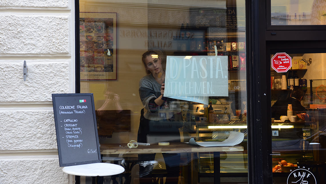 Schild und Beklebung im Tal: Das Cafe Vieni da me