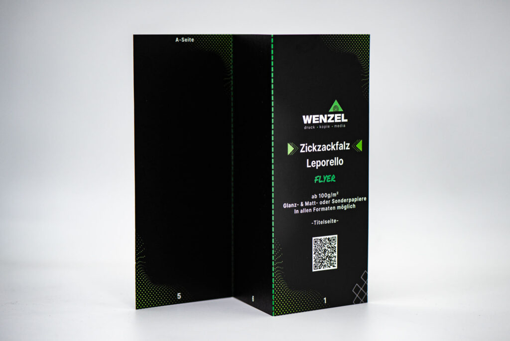 Moderne Z-Falz / Leporello-Flyer mit klarem Design und präziser Falzung. Ideal für Infomaterial, Kunst und Events.